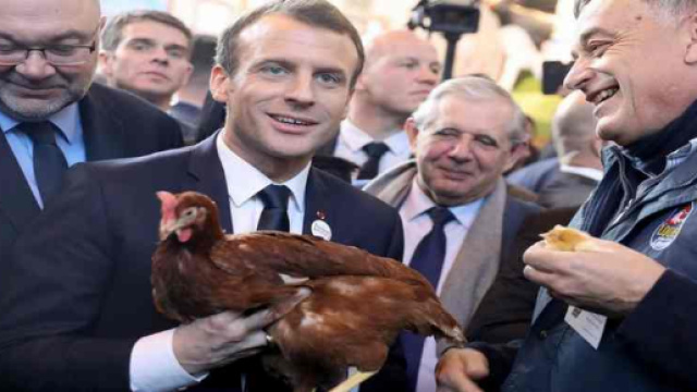 Echanges tendus entre Emmanuel Macron et les agriculteurs : sifflets, glyphosate, PAC...