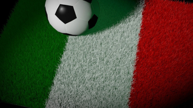 Il pallone e la bandiera italiana.