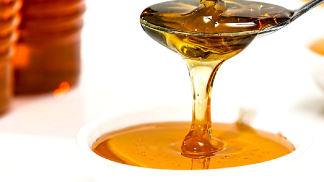 Il prezioso miele è la prima causa di botulismo infantile, mai darlo ai bambini sotto i 12 mesi.