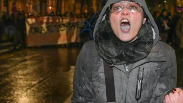 La maestra che augura la morte ai poliziotti: insegnare agli ... - lastampa.it