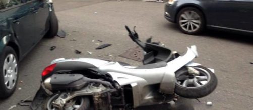 Incidente a Palermo, cade in motorino e muore