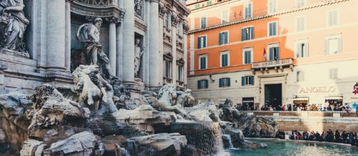 La Fontana di Trevi circondata da turisti