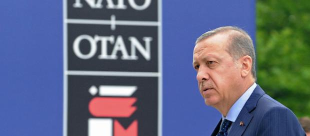 Erdogan à la tribune lors d'un congrès de l'AKP. Erdogan à la tribune lors d'un congrès de l'AKP.