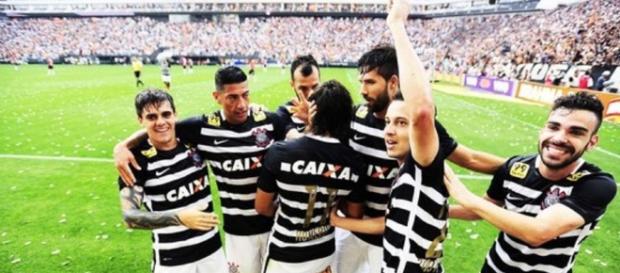 Jogadores em uma comemoração de gol Jogadores em uma comemoração de gol