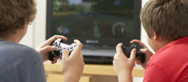 Los niños que juegan videojuegos Los niños que juegan videojuegos