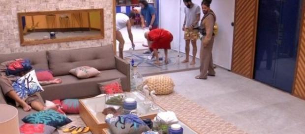 Lucas e Ayrton limpam o vômito de Jéssica na cozinha do BBB Lucas e Ayrton limpam o vômito de Jéssica na cozinha do BBB