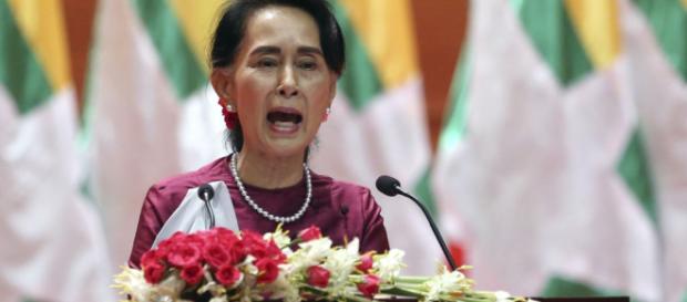 Suu Kyi, recibiendo su premio nobel Suu Kyi, recibiendo su premio nobel
