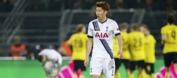 Son Heung-Min del Tottenham Hotspur FC durante la ronda de dieciseisavos de final de la UEFA Europa League en 2017. Son Heung-Min del Tottenham Hotspur FC durante la ronda de dieciseisavos de final de la UEFA Europa League en 2017.