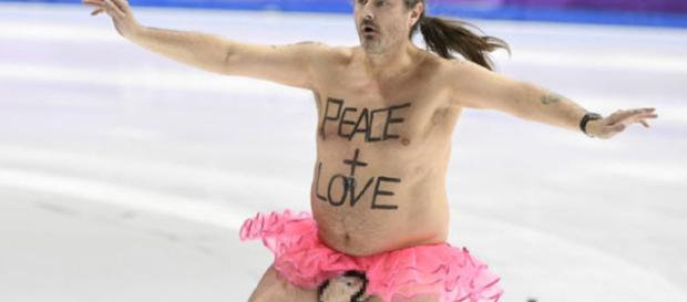 Streaker se estrella en parte en los Juegos Olímpicos de Invierno, trayendo 'Paz + Amor' a todos Streaker se estrella en parte en los Juegos Olímpicos de Invierno, trayendo 'Paz + Amor' a todos