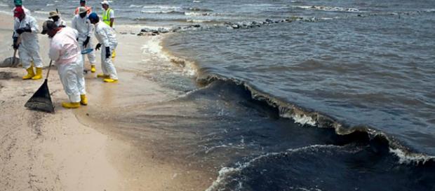 'Una bomba en el umbral': los pescadores de Venezuela luchan contra un gigante petrolero. 'Una bomba en el umbral': los pescadores de Venezuela luchan contra un gigante petrolero.