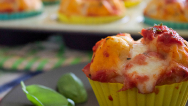 Muffin pizza, ricetta facile e veloce - vasavasakitchen.com