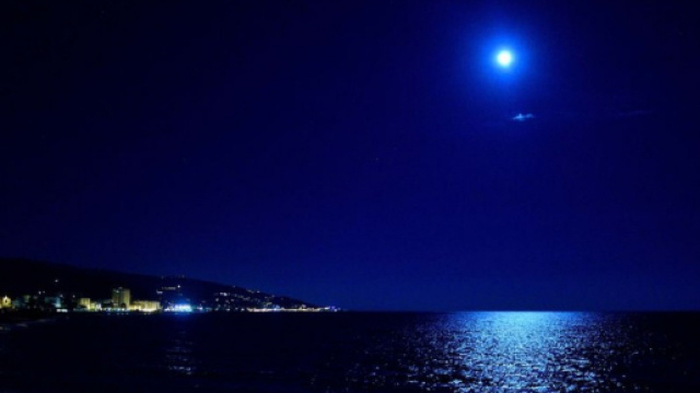 Oroscopo di domani 2 marzo 2018: ecco la Luna 'azzurra', a chi porter&agrave; fortuna?