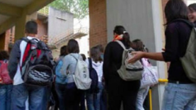 Studenti italiani all'uscita da scuola