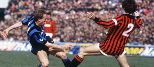 Contrasto tra Rummenigge e Franco Baresi, Inter-Milan 2-2 del 17 marzo 1985