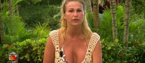 Eva Henger smascherata all'Isola