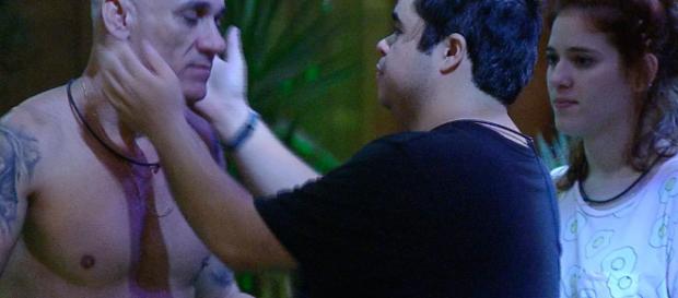 Ana Clara é obrigada a tomar banho Ana Clara é obrigada a tomar banho
