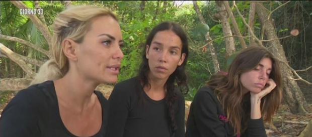 Da sinistra Elena Morali, Paola Di Benedetto e Bianca Atzei Da sinistra Elena Morali, Paola Di Benedetto e Bianca Atzei