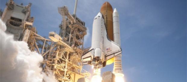 El transbordador espacial Atlantis (STS-132) despega del Launch Pad 39A en el Centro Espacial Kennedy, Florida. El transbordador espacial Atlantis (STS-132) despega del Launch Pad 39A en el Centro Espacial Kennedy, Florida.