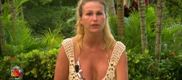 Eva Henger smascherata all'Isola Eva Henger smascherata all'Isola