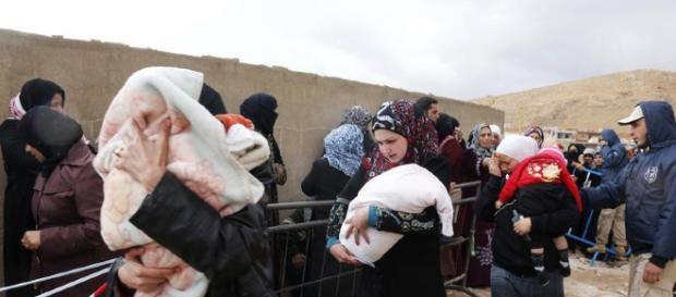 Los trabajadores humanitarios dijeron que los hombres intercambiarían alimentos y levantarían favores sexuales Los trabajadores humanitarios dijeron que los hombres intercambiarían alimentos y levantarían favores sexuales