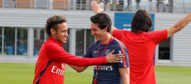 Neymar e Unay Emery durante treinamento. Neymar e Unay Emery durante treinamento.