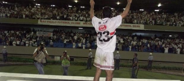 Raí usando os uniformes da Adidas na conquista do Paulistão de 1998 Raí usando os uniformes da Adidas na conquista do Paulistão de 1998