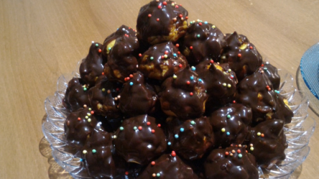Profiterol al cioccolato ripieni di crema chantilly
