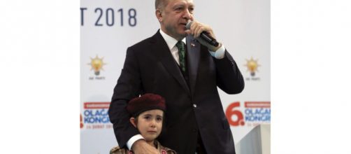 Erdogan invita una bambina di sei anni sul palco e lei piange