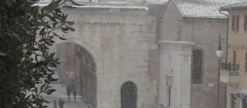 Fano, l'Arco d'Augusto sotto la neve (Foto: Anna Marchetti)