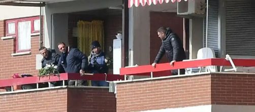 Luigi Capasso fuori dal balcone che parla con le forze dell'ordine