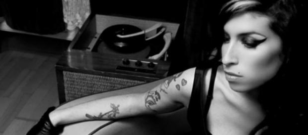 Amy Winehouse en el video de la canción 'back to black' Amy Winehouse en el video de la canción 'back to black'