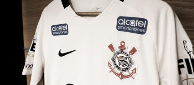 Camisa do Timão, de um fã, em um cabide Camisa do Timão, de um fã, em um cabide