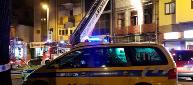 Entidades, e vários cidadãos durante o incêndio que deflagrou esta tarde na Rotunda da Boavista, no Porto. Entidades, e vários cidadãos durante o incêndio que deflagrou esta tarde na Rotunda da Boavista, no Porto.