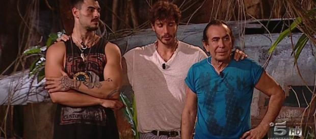 Giucas Casella lascia l'Isola dei famosi Giucas Casella lascia l'Isola dei famosi