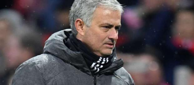 José Mourinho está enojado con cuánto tiempo tomará el Manchester United ofrecer nuevas ofertas a los jugadores José Mourinho está enojado con cuánto tiempo tomará el Manchester United ofrecer nuevas ofertas a los jugadores