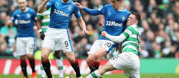 Los Rangers barrieron a St Johnstone para reducir la diferencia con Celtic, líder de la Premiership, a seis puntos. Los Rangers barrieron a St Johnstone para reducir la diferencia con Celtic, líder de la Premiership, a seis puntos.