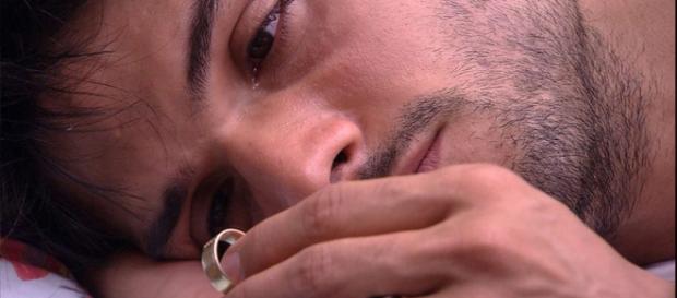 Lucas chora ao ver anel no BBB18. (Foto: Reprodução) Lucas chora ao ver anel no BBB18. (Foto: Reprodução)