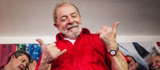 Lula faz pose para foto em São Bernardo do Campo Lula faz pose para foto em São Bernardo do Campo