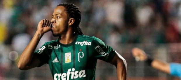 O atacante faz muito sucesso entre os torcedores O atacante faz muito sucesso entre os torcedores
