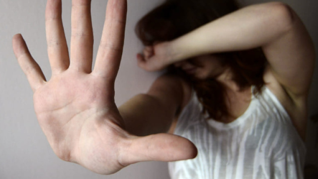 Ragazzina di 16 anni violentata dal padre.