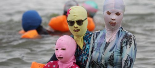 Chinese bathers wear Face-Kini masks when in the sea to protect ... - dailymail.co.uk
