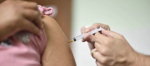 Scontro tra la Raggi e la Lorenzin sulla questione dei vaccini
