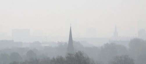 Smog envelops Primrose Hill in London, England. (Image via Jhakussi/Flickr)