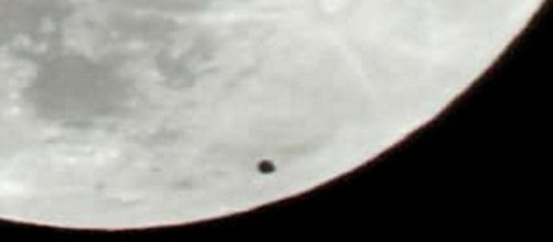 Un oggetto non identificato avvistato durante il fenomeno della luna insaguinata