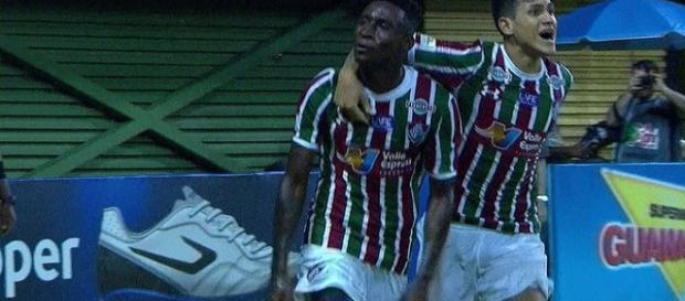 Abraçado por Pedro, Dudu comemora o gol da vitória sobre o Macaé (Foto: Reprodução/Sportv) Abraçado por Pedro, Dudu comemora o gol da vitória sobre o Macaé (Foto: Reprodução/Sportv)