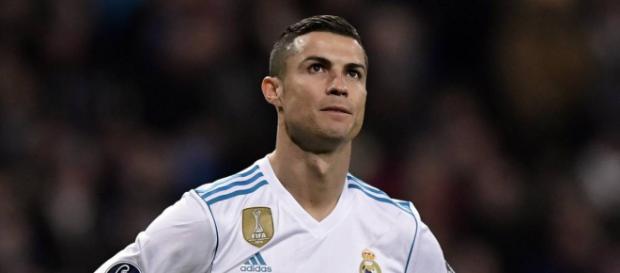 Al aumentar su salario anual a 30 millones de euros por temporada el Real Madrid retiene a Ronaldo Al aumentar su salario anual a 30 millones de euros por temporada el Real Madrid retiene a Ronaldo