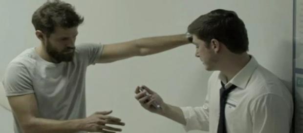 Bruno descobre pista sobre atropelamento de Raquel. (Foto: Divulgação/TV Globo) Bruno descobre pista sobre atropelamento de Raquel. (Foto: Divulgação/TV Globo)