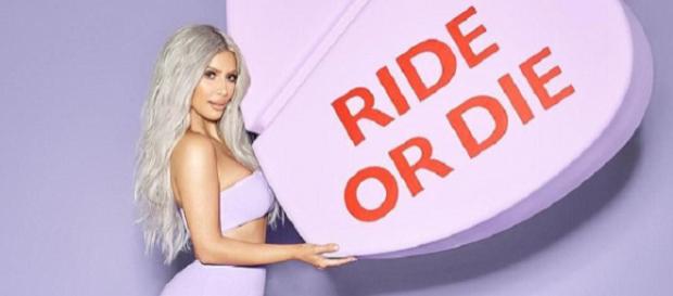 Kim Kardashian está promovendo coleção de perfume Kim Kardashian está promovendo coleção de perfume