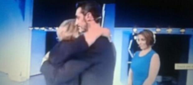 Maurizio ha lasciato la moglie dopo aver riabbracciato la madre Maurizio ha lasciato la moglie dopo aver riabbracciato la madre