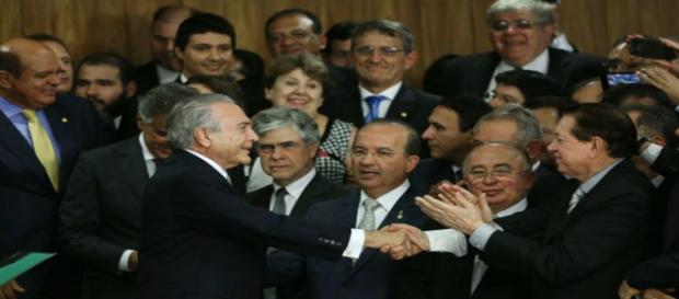 Ministros recebem bolsa milionário. Ministros recebem bolsa milionário.